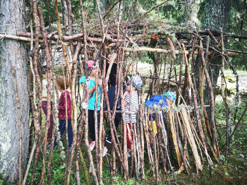 hut-construction-workshop-la-rosiere-animations